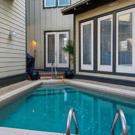 Villa 139 N Ryan St
